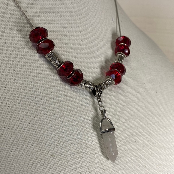Red faceted glass bead and silvertone bead crystal necklace - Picture 4 of 8